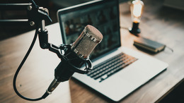 Mikrofon und Laptop zum podcasten