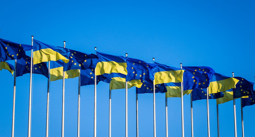 Flaggen der Ukraine und Europa vor blauem Himmel